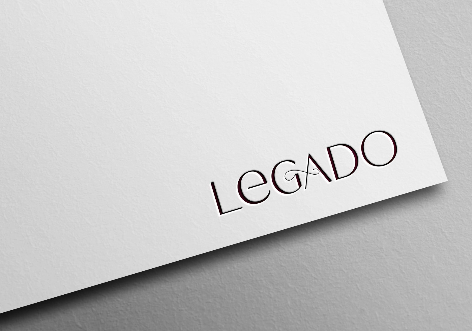 Logotipo Legado impresso em relevo sobre papel branco