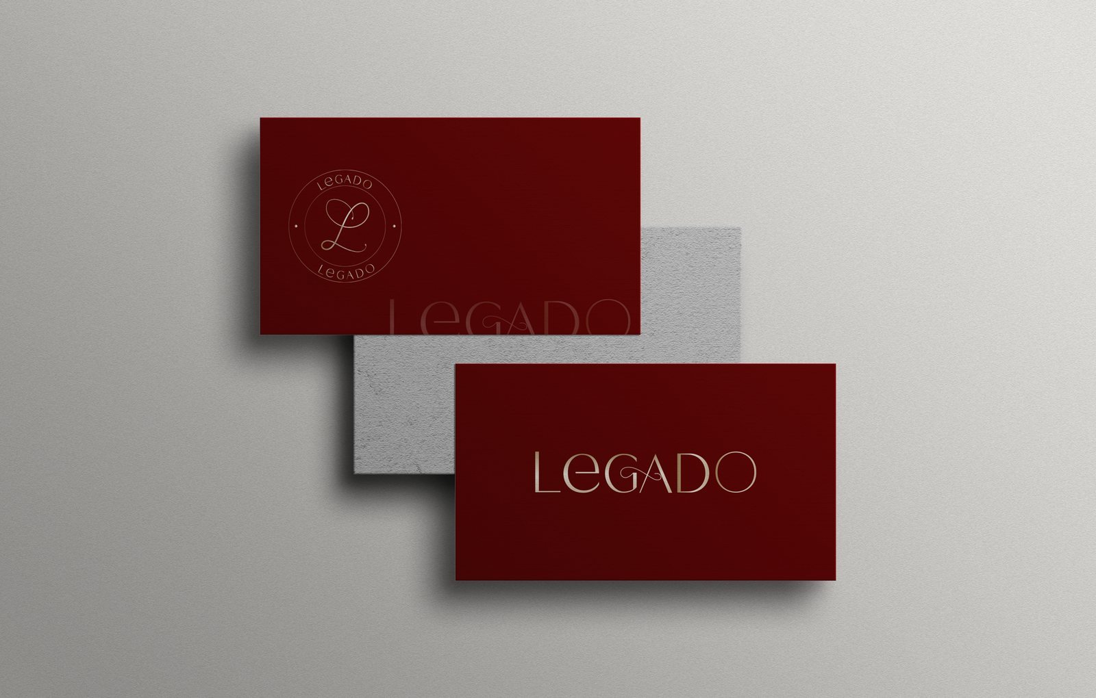 Cartões de visita bordô e gelo com o selo e o logotipo