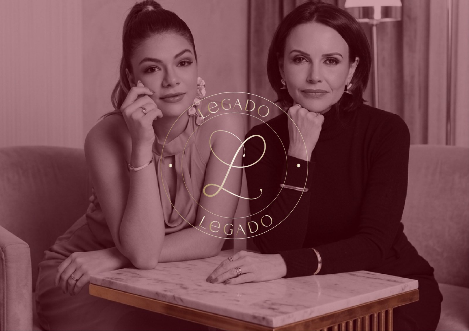 Danielle Lemos e Melissa Camassola, lado a lado, com o selo da Legado sobre a fotografia